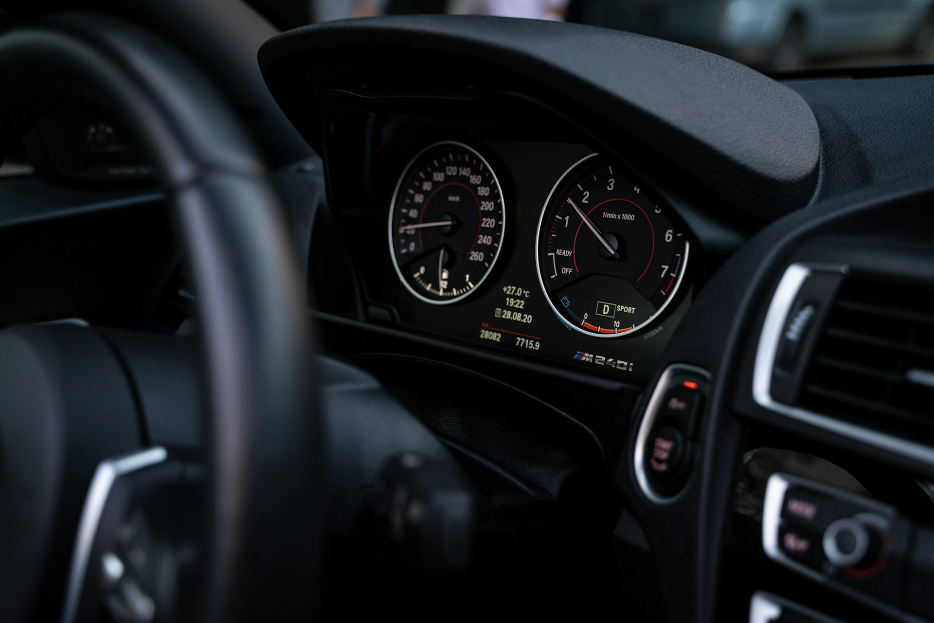 Analoge Instrumente im Cockpit eines BMW